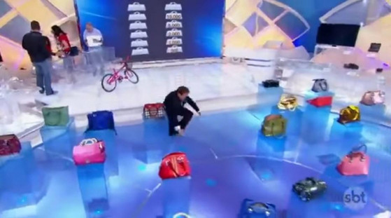 Silvio Santos cai em programa Silvio Santos cai em programa